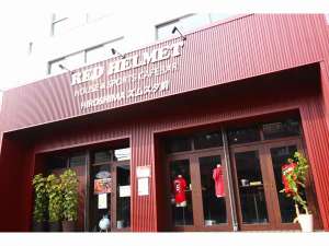 「RED　HELMET　House&Sports　Bar　Hiroshima」の外観（1Fはスポーツバー2F～5Fが宿泊施設）