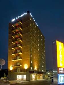 「エバーホテルはりま加古川」の夜空に一際鮮やかに浮かび上がるホテルのＬＥＤ看板