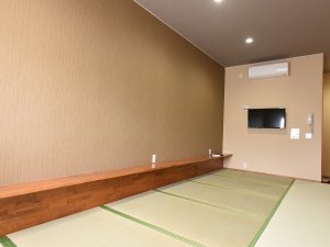 【客室一例】畳部屋。お風呂付・無の2種類ございます。ゴロリと畳に寝転がった時の開放感は最高です！