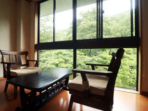 「休石温泉　太田屋」のお部屋からは四季折々の景色が眺められゆったりとお過ごしいただけます。