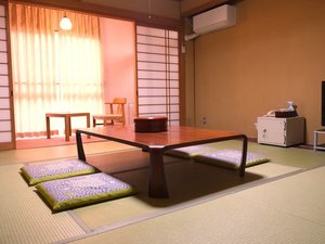 8畳の和室でリーズナブルに家族利用したいというお客様に人気です。トイレ無しのシンプルな備え付けです。