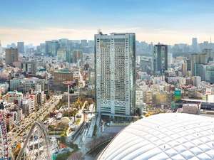 「東京ドームホテル」の東京ドームシティにそびえる地上43階建ての東京ドームホテル