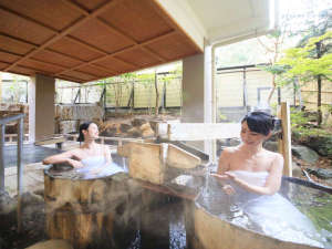 能舞台を模した露天風呂「室生の湯」。7つの豊富な源泉から掛け流しで24時間楽しめます。