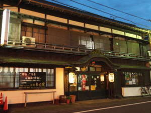 「旅館松の家」の建物外観（夜）