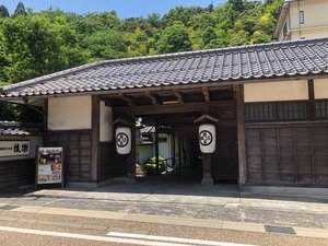 「三朝温泉　後楽」の【長屋門】因幡の旧家より移築され、純日本建築の風格と歴史を伝えます。