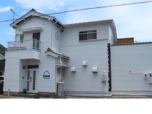 「Guesthouse　HaDuNo」の１階はクレープ屋さんです(イートイン、テイクアウト可)