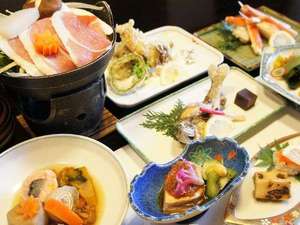 【夕食例】地元で獲れた新鮮な魚と山菜を中心としたヘルシーだけれどもボリュームのある夕食一例
