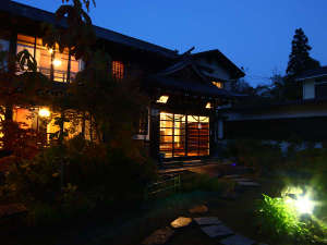 「福岡旅館」の夕景外観 
