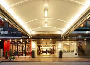 「名古屋伏見モンブランホテル」のアーチを描いた間接照明が、皆様を温かくお出迎え。遅いご到着も安心です。