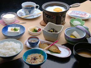 *【朝食】朝の元気を充電！千代田館名物の茶粥も付いた朝食です♪