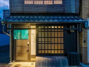 「町家レジデンスイン　格致あさぎ庵」の。京都一の繁華街である「四条」近くの町家（町屋）をリノベーションした一日一組限定の一棟貸し宿泊施設。