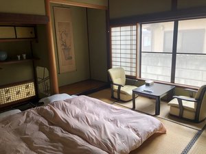 ８畳２人部屋　冷蔵庫　エアコン　テーブル１　座椅子２