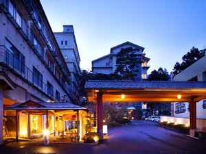 「弥彦温泉　四季の宿　みのや」の越後一の宮「弥彦神社」へ歩1分