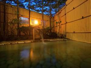 「登別カルルス温泉　湯元オロフレ荘」の【露天風呂】川のせせらぎを聞きながら、ゆっくりとした時間が過ぎてゆきます・・・