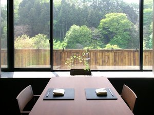 「奥伊香保　旅邸　諧暢楼（かいちょうろう）」の食事処「茶寮」。伊香保の自然を望むテーブル席もご用意しております。