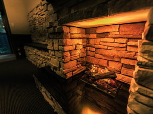 本館のお部屋には、全て石造りの暖炉（イミテーション）をそなえています。
