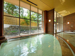 「奥入瀬　森のホテル」の大浴場。「猿倉温泉」の源泉を愉しめる。日帰り入浴は大人５００円・小学生３００円。