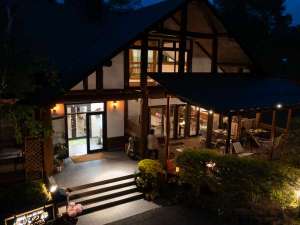 「軽井沢　ＬｏｇＨＯＴＥＬ　塩沢の森」のフロント棟　夜の外観