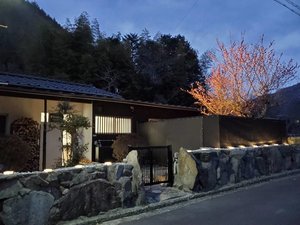 「天然露天温泉Ｃｈｉｚｕ」の夜間の外観