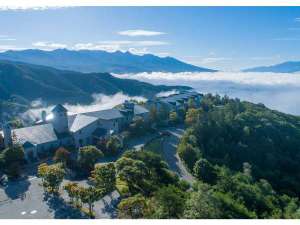 「【天空の楽園】　車山高原スカイパークホテル」の雲海と八ヶ岳連峰とホテル全景