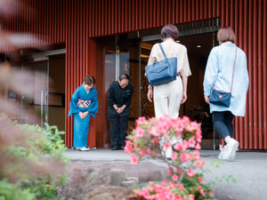 「片山津温泉　湖畔の宿　森本」のいらっしゃいませ（ご来館誠にありがとうございます。ゆっくりのんびりお過ごし下さいませ）