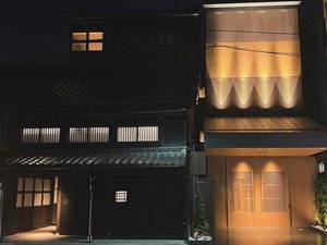 「金澤尾張町　黒梅屋＜kurumiya＞」の外観夜