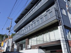 「ハチ北ホテル　本館ホテルとみや　別館ホテル日の出荘」の本館ホテルとみや外観写真