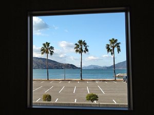 和室のお部屋から瀬戸内海の穏やかな海を眺める事ができます。