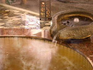 『ナトリウム炭酸水素塩泉』の天然温泉。手のひらから“スッ”とこぼれ落ちる滑らかで優しい湯