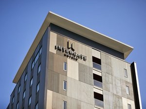 金沢城の石垣がモチーフのホテル外観。