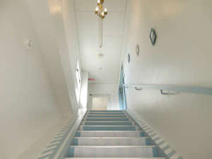 「Little　Birds　Hostel　近江八幡」のこの階段を上がって右が施設です。階段は、頑張って改装しました。