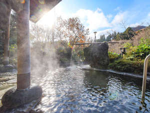 *【露天風呂】四季の景観と川のせせらぎを感じながらの入浴は、格別の一言。