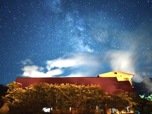 「筋肉と自然と遊ぶ宿　田島館」の駐車場からの天の川と星空