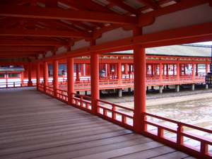 厳島神社の回廊。宮島までは車とフェリーで約３０分。アクセス良し(^o^)丿