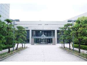 「大阪国際交流センターホテル上本町」の大阪国際交流センターの正面入口です。