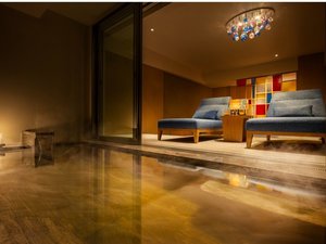 「星野リゾート　界　雲仙」の客室付き露天風呂（2名定員）｜露天風呂とともに、「湯上がりスペース」を配したお部屋です。