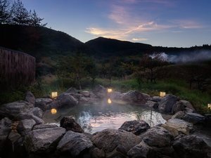 露天風呂｜独特な濁りのある強い酸性の泉質が特徴です。