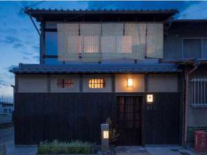 「町家レジデンスイン　三十三間堂　宵椿」の京都の趣ある町家（町屋）一棟貸しの古民家宿。リラックスできる静かな立地。