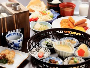 【朝食】ビュッフェでお気に入りのおかずを見つけて自分だけの朝食を ※写真一例
