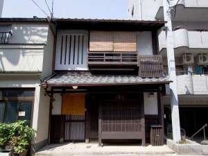 「町家レジデンスイン　開智あんず庵」の京都の趣ある町家（町屋）一棟貸しの古民家宿。キッチン付きで自炊も可能ですが、部屋食プランもおすすめ。