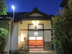 ・【外観】神社に隣接した古民家でのんびりステイ。サウナ＆天然地下水の水風呂でトトノウ体験をしませんか