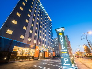 「アパホテル〈ひたちなか勝田駅前〉」の夕方　ホテル正面