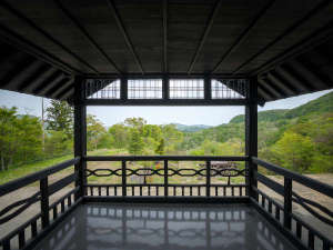「青根温泉　一棟温泉宿」の宮城の日本百景の景色を一望。朝に朝日、昼に広がる景色、夜に星月。自然の音に耳を傾けてみませんか。