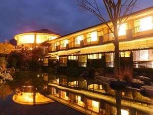 「南阿蘇夢しずく温泉　ホテル夢しずく」の外観・夕景