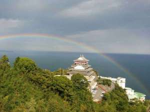 「天空のホテル夢寿庵」の熱海城に、きれいな虹がかかりました。