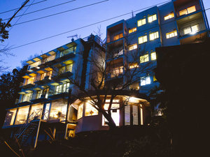 「天空のホテル夢寿庵」の夢寿庵外観◆周りに建物がないので夜は目立ちます