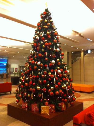 ロビーにクリスマスツリー ａｎａクラウンプラザホテル神戸のお知らせ 宿泊予約は じゃらん