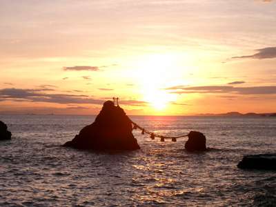 夫婦岩と朝日 上質の美味とおもてなし オーシャンビューの宿 旅荘 海の蝶のブログ 宿泊予約は じゃらん