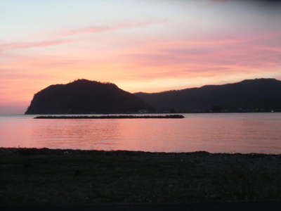 島の黄昏時ピンク色に染まった美しい夕焼け空と海 隠岐の島リゾート あいらんどパークホテルのブログ 宿泊予約は じゃらん
