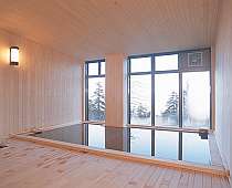総木造りの浴室は落ち着いた雰囲気。湯も良く温まると好評です